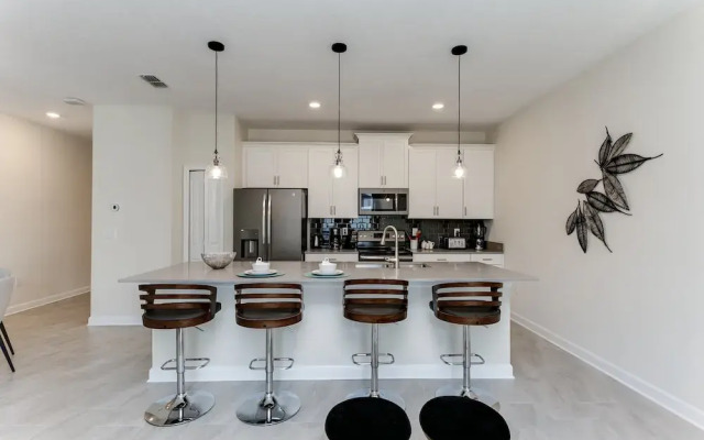 4bed 3Ba Storey Lake Home w. Pool