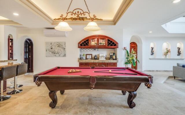 Lagoon & Beach Steps Away 5-bdrm Villa Elegancia