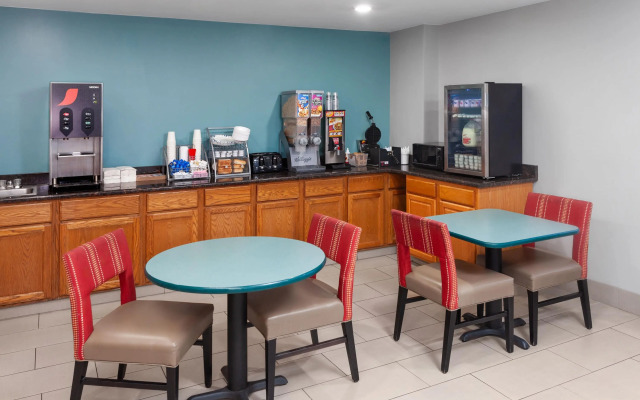 Super 8 by Wyndham McHenry/Fox Lake Area