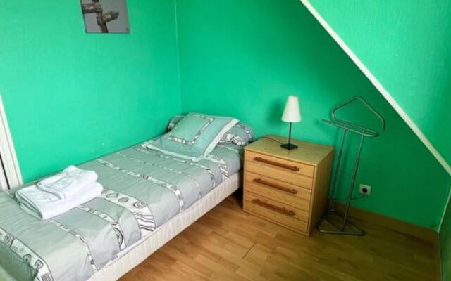 Attractive holiday home in Moëlan-sur-Mer with garden