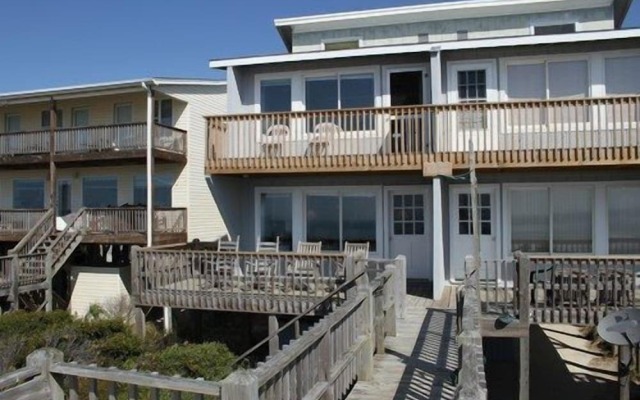 Westside- 3 Bedroom Home by RedAwning