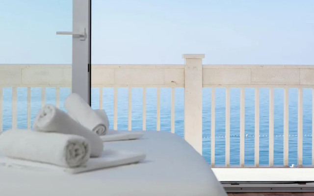 Modern Apartment in Podstrana with Hot Tub