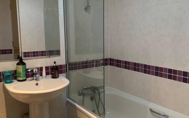 Impeccable 2-bed Apartment in London