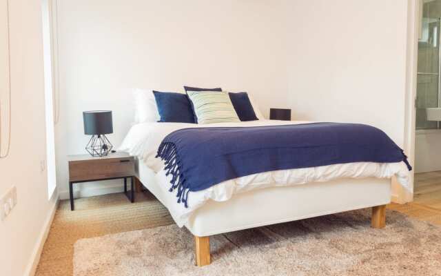 The Cliffside Chalet - Modern 3BDR Riverside Home