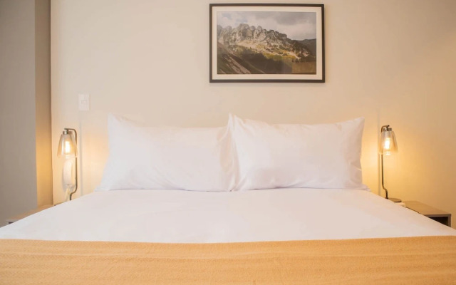 w Inviting 2BR w Balcony in Lively Miraflores