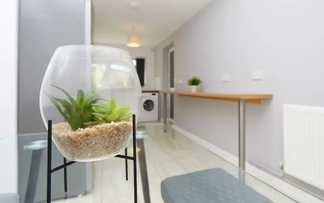 2 Bed Derby House- Parking - Rolls Royce