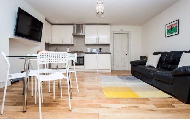 Bright &Spacious Central 1 Bed Basement Flat