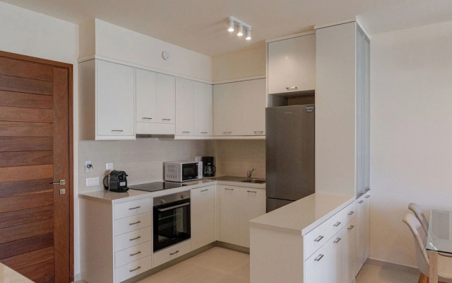 Phaedrus Living: Seaside Thalassa Cretan D101
