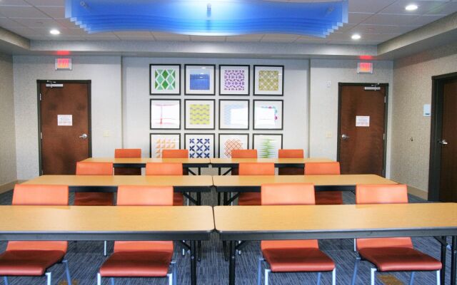 Holiday Inn Express & Suites Clarion