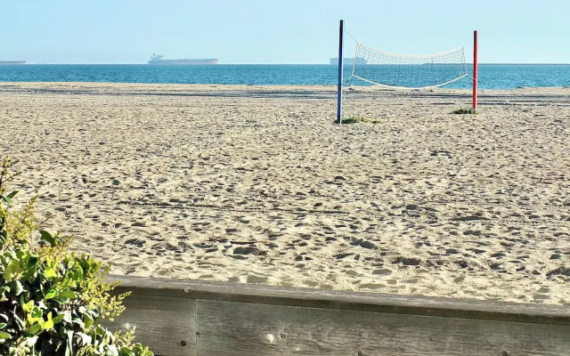 Beach Paradise Stunning 3-story in Long Beach!