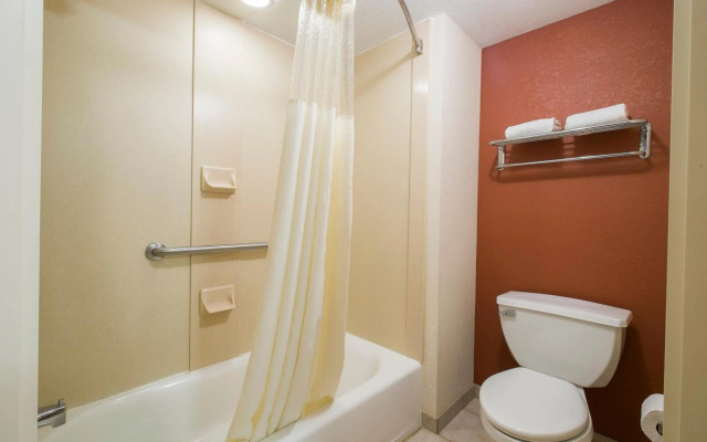 Red Roof Inn & Suites Philadelphia - Bellmawr