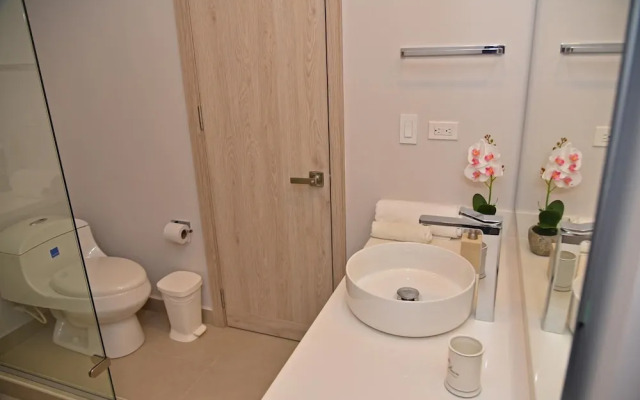 Spacious Apartment in a Modern Condominium w Lovely View