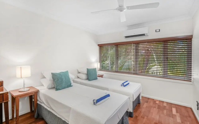 Poolside Apt In Alamanda Beachfront Resort 55 – Guest Rooms – Cairns