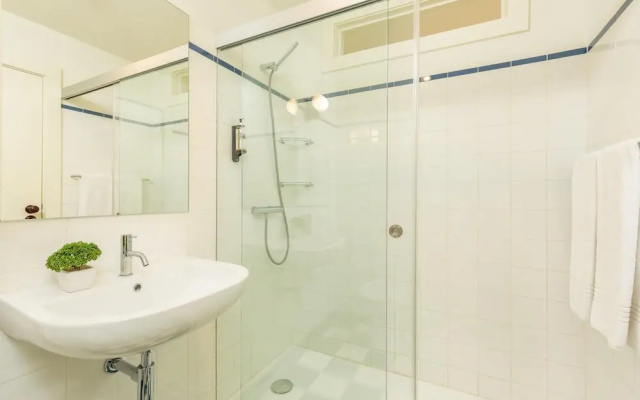 Flores S in Porto With 1 Bedrooms and 1 Bathrooms