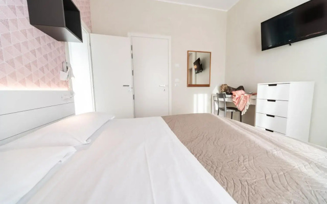 Hotel Kiss