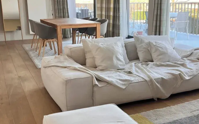 La Petite For t Contemporary Apartment in Halle