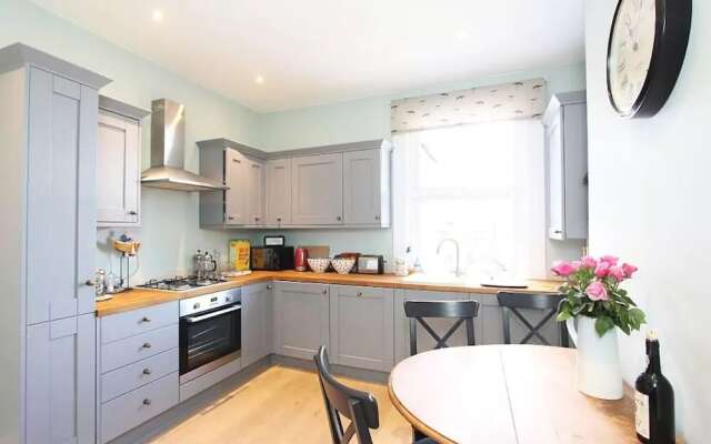 Spacious 3 Bedroom Home In North London