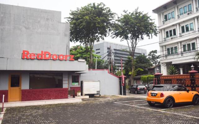 RedDoorz Plus near RSCM Jakarta