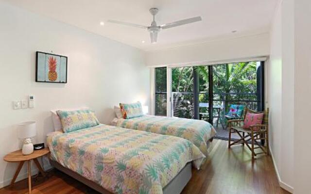 Barefoot Bungalow - Castaways Beach