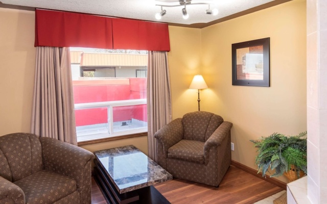 Econo Lodge Inn & Suites