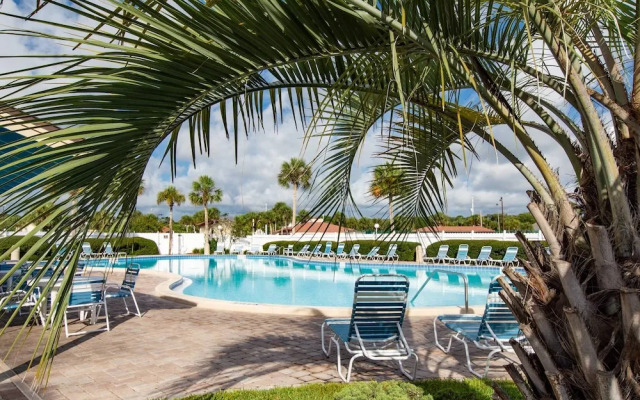 Ocean and Racquet 8110