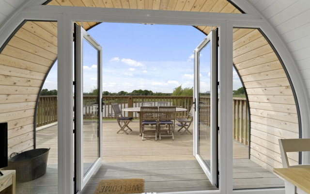 Chalet in Hertford With Lakeview Hot Tub