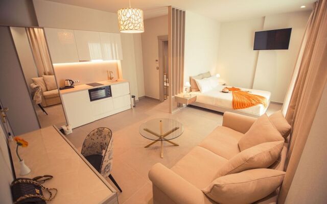 IO Luxury Pool & Hot Tub Suites