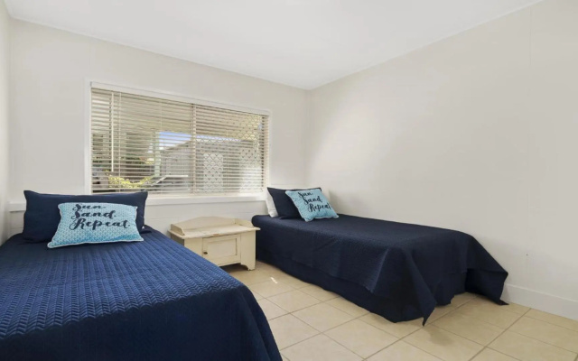 Woorim Beach House with Water Views – Guest Rooms – Woorim