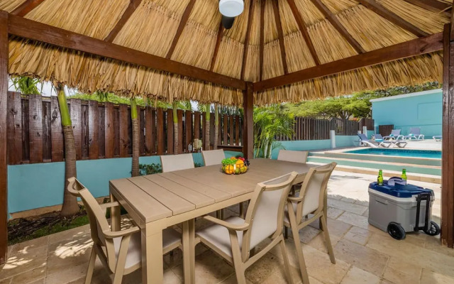 Sleeps 12 Spacious Private Pool Great Location