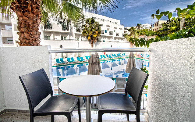 Shark Club Hotel