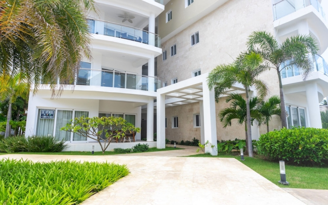 Unique Modern Condo with Beach Access