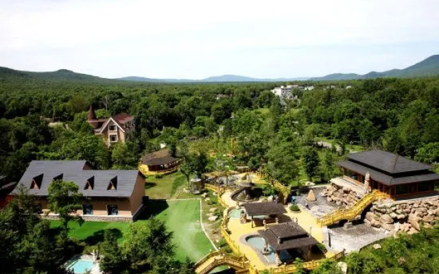 Baoyu Longhua Hot Spring Hotel