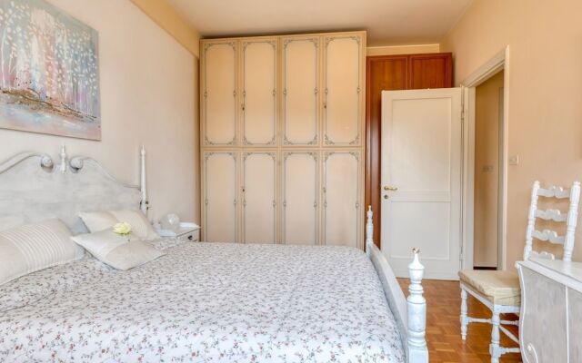 Snug Holiday Home in Salò With Balcony