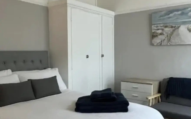 4 bed Studio in Rhyl With Parking - Close to Beach — фото 4