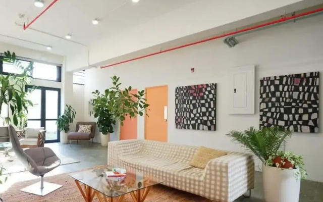 w Stylish Loft in Santa Ana