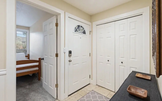 Abbot House 4 2 Bedroom Condo