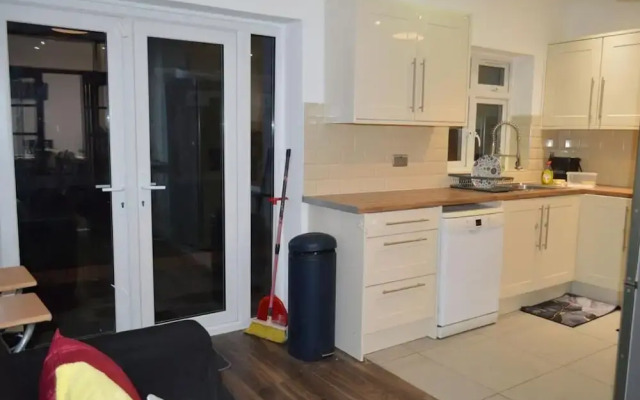 Harrow/sleeps10/privategarden/3br/freeparking/wifi