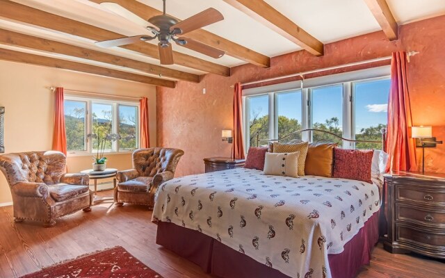 Encantada - Spacious and Luxurious Home, Walk to The Plaza