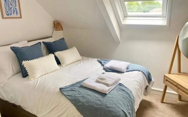 Central Tenby Flat - Dog Friendly, Sleeps 8