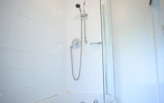 2 Bedroom Flat Near Tower Hill