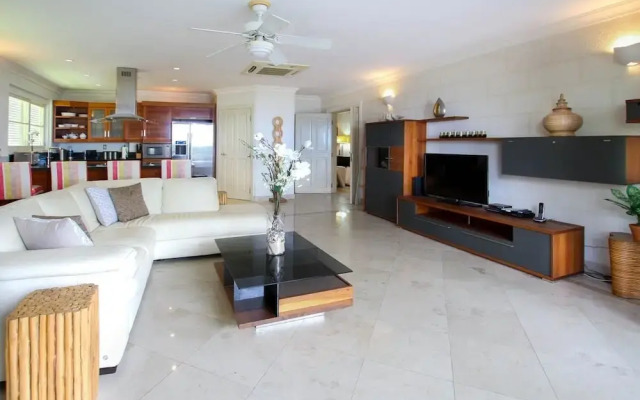 Beachfront luxury modern 2-bed apt with pool by BSL Rentals