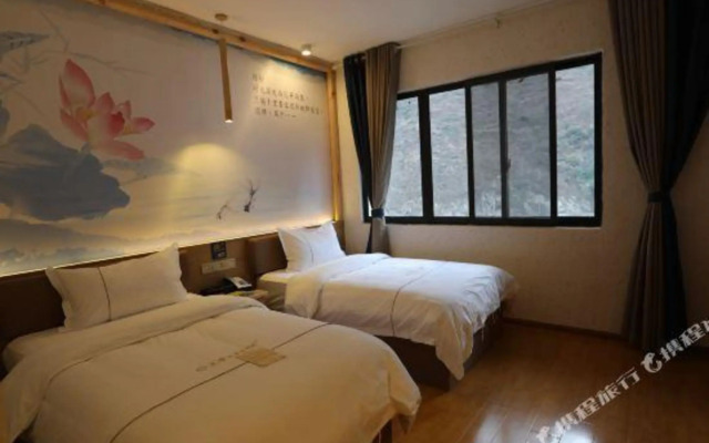 Zhengba Shilixiang Courtyard (Luding Daduhe Bridge)