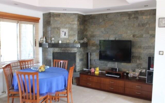 Immaculate 3-bed House in Pentakomo