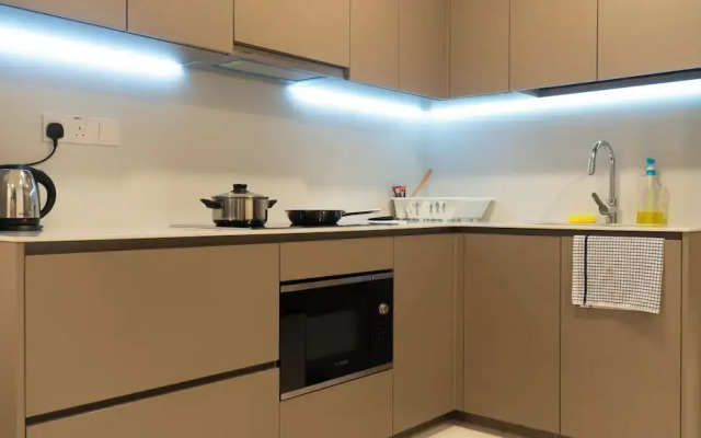 Moonway Luxury Suites At Eaton Residence