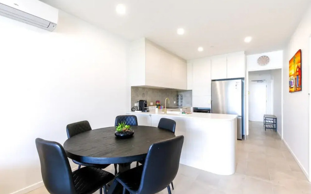 Glorious 2-bed With Waterside Balcony Views