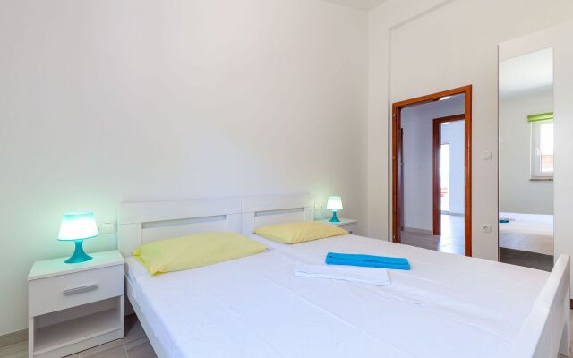 Apartment Ana - free parking: A7 Stanici, Riviera Omis
