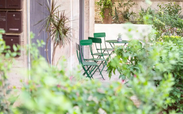 Renovated 2-bedroom Apt Near the Athenian Coast