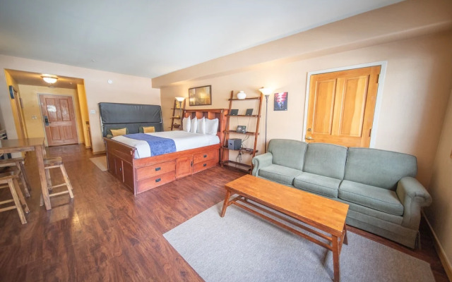 Gateway Lodge 5027