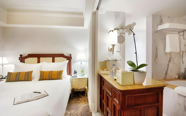 Apricot Hotel