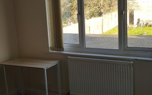 Immaculate 6-bed House in Luton Near Town Center